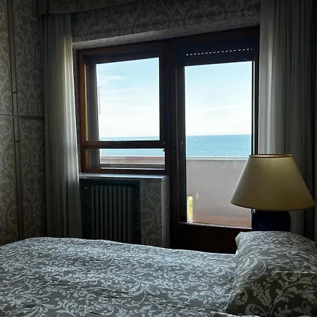 Front - 3 Bedrooms شقة باري