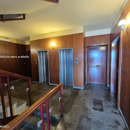 Front - 3 Bedrooms شقة باري