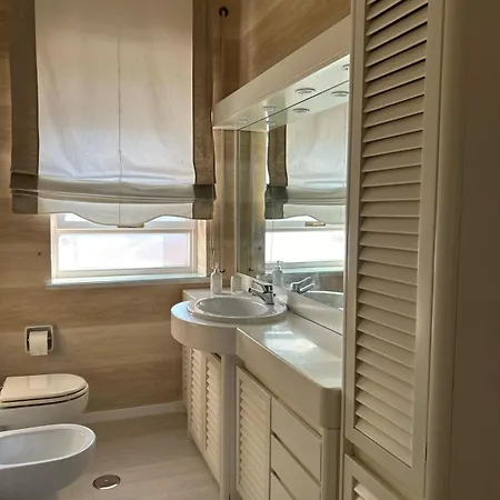 Front - 3 Bedrooms 아파트