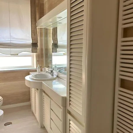 Front - 3 Bedrooms 아파트