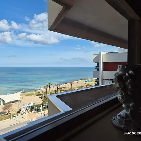 Front - 3 Bedrooms شقة