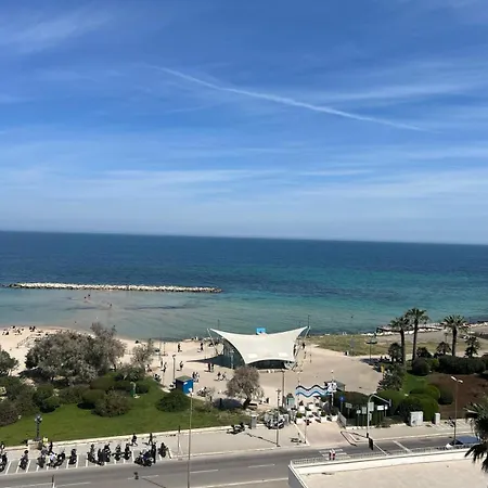 Front - 3 Bedrooms شقة