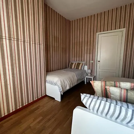 Front - 3 Bedrooms Бари