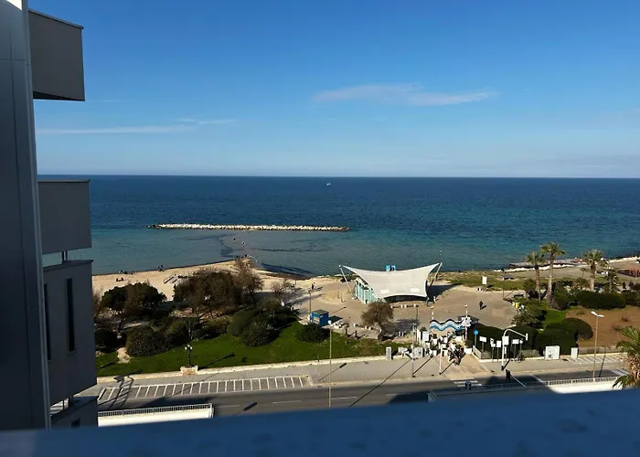 Front - 3 Bedrooms Lägenhet Bari