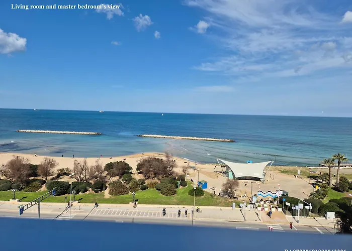 Front - 3 Bedrooms Lägenhet *